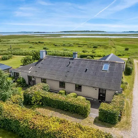 With Beautiful Views, Wilderness Bath And Activity Holiday home *