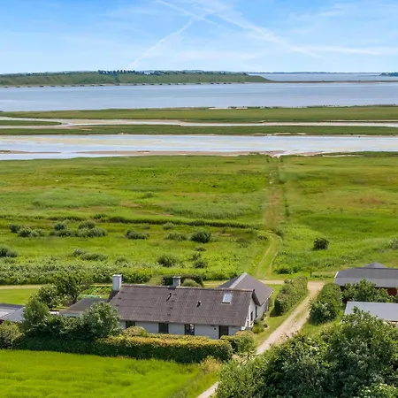 With Beautiful Views, Wilderness Bath And Activity Holiday home